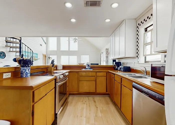 Centrally-located Gulf Front Paradise Wfurnished Sun Deck & Gorgeous Water View Holiday home