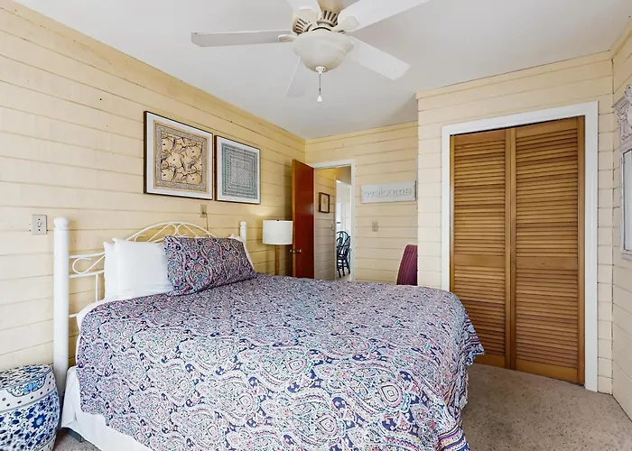 Holiday home Centrally-located Gulf Front Paradise Wfurnished Sun Deck & Gorgeous Water View *