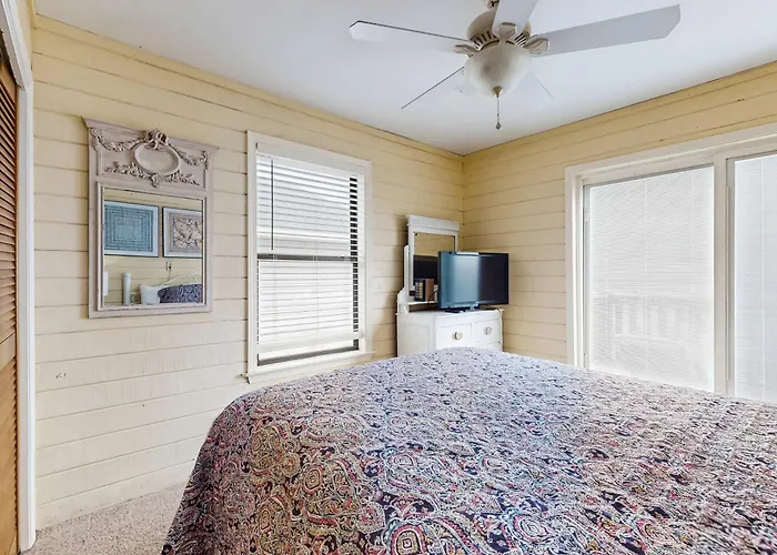 Holiday home Centrally-located Gulf Front Paradise Wfurnished Sun Deck & Gorgeous Water View *